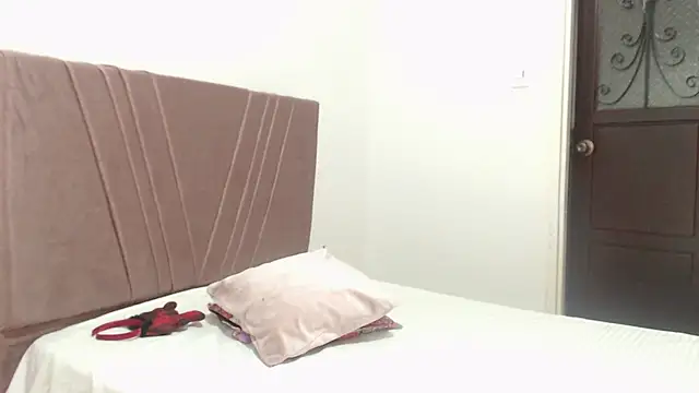 nathaly jones  online show from 11/25/25, 12:05