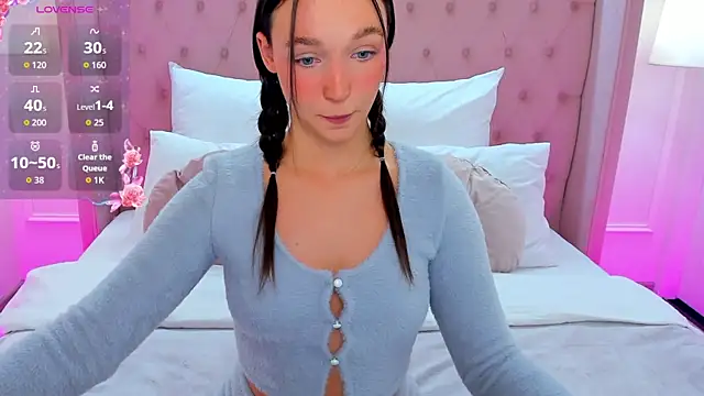 LuisaVee online show from 12/05/25, 08:38