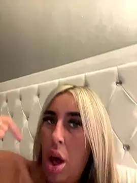 Snapshot of EllieMaeBaby chatting on 09/13/25, 09:14 EllieMaeBaby online show from 09/13/25, 09:14