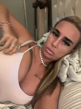 Snapshot of EllieMaeBaby chatting on 10/15/25, 08:53 EllieMaeBaby online show from 10/15/25, 08:53