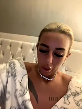 Snapshot of EllieMaeBaby chatting on 11/11/25, 08:31 EllieMaeBaby online show from 11/11/25, 08:31