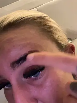 Snapshot of EllieMaeBaby chatting on 11/14/25, 09:46 EllieMaeBaby online show from 11/14/25, 09:46