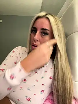 Snapshot of EllieMaeBaby chatting on 12/03/25, 10:19 EllieMaeBaby online show from 12/03/25, 10:19