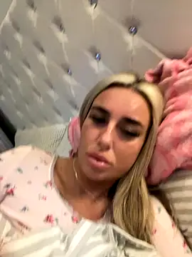 Snapshot of EllieMaeBaby chatting on 12/04/25, 12:25 EllieMaeBaby online show from 12/04/25, 12:25