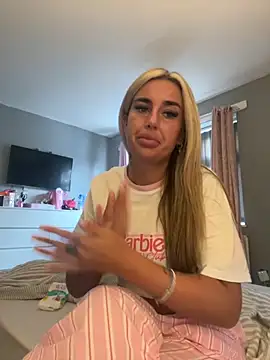 Snapshot of EllieMaeBaby chatting on 12/05/25, 01:20 EllieMaeBaby online show from 12/05/25, 01:20