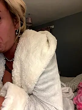 Snapshot of EllieMaeBaby chatting on 01/15/26, 12:59 EllieMaeBaby online show from 01/15/26, 12:59