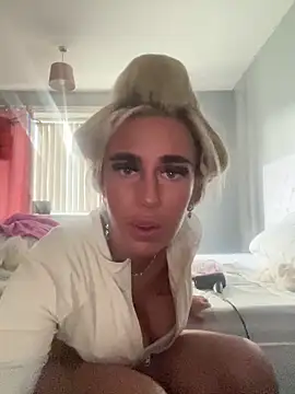 Snapshot of EllieMaeBaby chatting on 02/08/26, 02:31 EllieMaeBaby online show from 02/08/26, 02:31