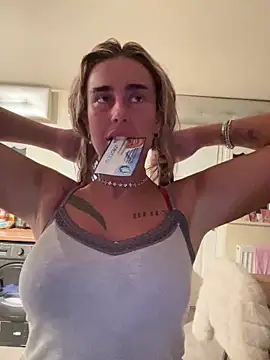 Snapshot of EllieMaeBaby chatting on 03/10/26, 09:42 EllieMaeBaby online show from 03/10/26, 09:42