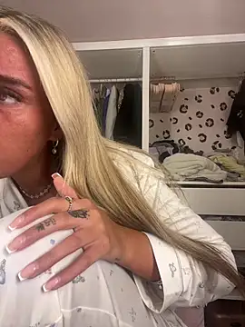 Snapshot of EllieMaeBaby chatting on 04/14/26, 04:13 EllieMaeBaby online show from 04/14/26, 04:13