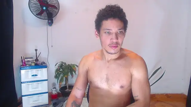 Snapshot of RuiMaddoox chatting on 11/15/25, 03:30 RuiMaddoox online show from 11/15/25, 03:30