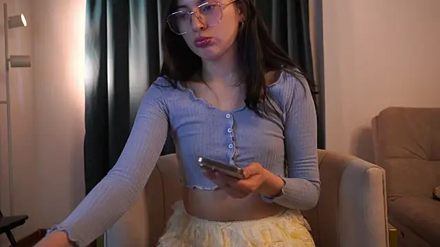 Snapshot of Auralea chatting on 03/21/26, 04:39 Auralea online show from 03/21/26, 04:39