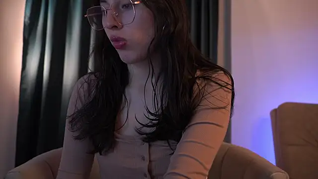 Snapshot of Auralea chatting on 03/27/26, 03:12 Auralea online show from 03/27/26, 03:12
