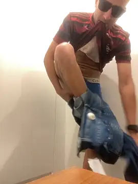 Snapshot of Junior17cm_1993 chatting on 11/01/25, 07:38 Junior17cm 1993 online show from 11/01/25, 07:38