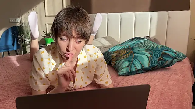 Snapshot of daniellia_ chatting on 04/20/26, 02:20 daniellia online show from 04/20/26, 02:20