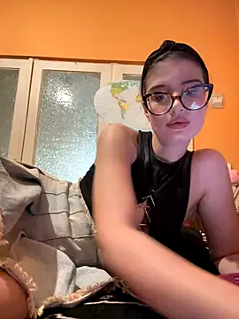 Snapshot of Larra69 chatting on 11/23/25, 05:35 Larra69 online show from 11/23/25, 05:35