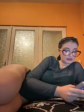 Snapshot of Larra69 chatting on 12/04/25, 05:43 Larra69 online show from 12/04/25, 05:43