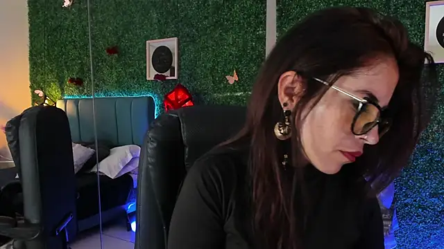 Snapshot of Linagh_ chatting on 03/30/26, 11:33 Linagh online show from 03/30/26, 11:33