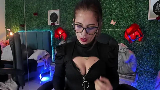 Snapshot of Linagh_ chatting on 03/31/26, 01:11 Linagh online show from 03/31/26, 01:11