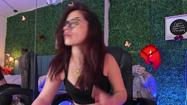 Snapshot of Linagh_ chatting on 04/01/26, 11:44 Linagh online show from 04/01/26, 11:44