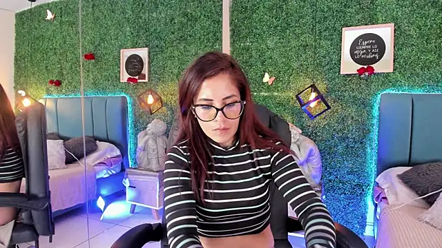 Snapshot of Linagh_ chatting on 04/04/26, 11:29 Linagh online show from 04/04/26, 11:29