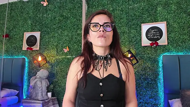 Snapshot of Linagh_ chatting on 04/06/26, 11:33 Linagh online show from 04/06/26, 11:33