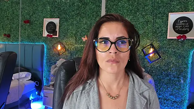 Snapshot of Linagh_ chatting on 04/28/26, 11:37 Linagh online show from 04/28/26, 11:37