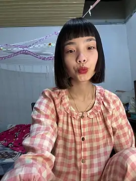 Snapshot of andymi1 chatting on 04/19/26, 02:33 andymi1 online show from 04/19/26, 02:33
