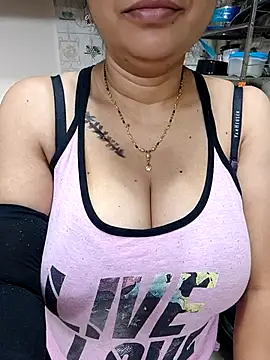 Snapshot of Queen_Nightt chatting on 09/15/25, 03:17 Queen Nightt online show from 09/15/25, 03:17