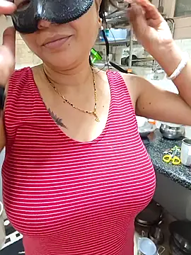 Snapshot of Queen_Nightt chatting on 11/28/25, 03:31 Queen Nightt online show from 11/28/25, 03:31