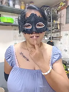 Queen Nightt online show from 12/19/25, 03:35