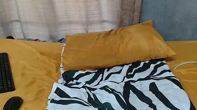 Snapshot of curvydarckcohocolate chatting on 10/07/25, 07:38 curvydarckcohocolate online show from 10/07/25, 07:38