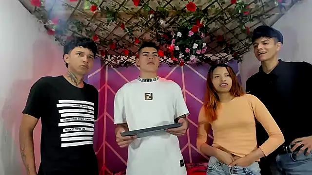 Snapshot of lau_and_boys18 chatting on 10/12/25, 01:43 lau and boys18 online show from 10/12/25, 01:43