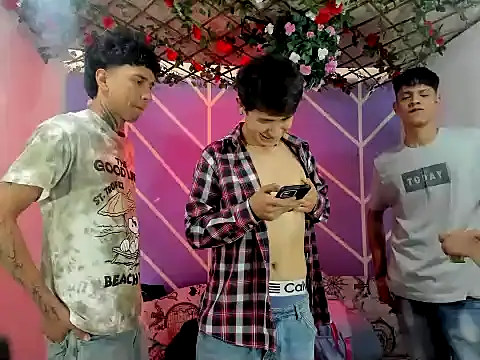 Snapshot of lau_and_boys18 chatting on 10/27/25, 02:21 lau and boys18 online show from 10/27/25, 02:21