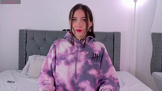 Snapshot of sara_queen10 chatting on 09/10/25, 01:55 sara queen10 online show from 09/10/25, 01:55