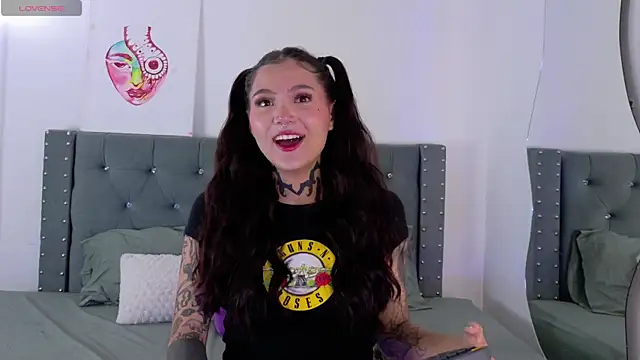 Snapshot of sara_queen10 chatting on 09/25/25, 05:16 sara queen10 online show from 09/25/25, 05:16