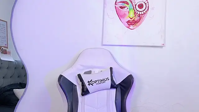 Snapshot of sara_queen10 chatting on 09/29/25, 05:29 sara queen10 online show from 09/29/25, 05:29