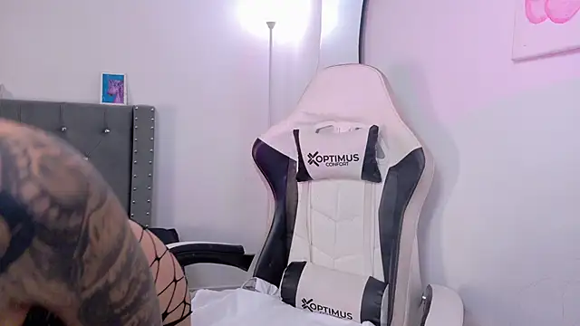 Snapshot of sara_queen10 chatting on 09/30/25, 06:02 sara queen10 online show from 09/30/25, 06:02