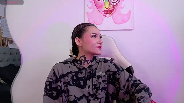 Snapshot of sara_queen10 chatting on 10/01/25, 01:50 sara queen10 online show from 10/01/25, 01:50