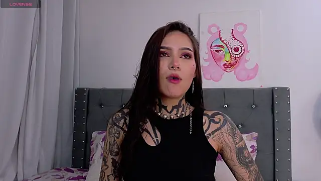 Snapshot of sara_queen10 chatting on 10/10/25, 01:48 sara queen10 online show from 10/10/25, 01:48