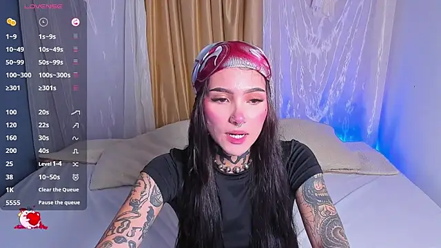 Snapshot of sara_queen10 chatting on 10/13/25, 07:03 sara queen10 online show from 10/13/25, 07:03