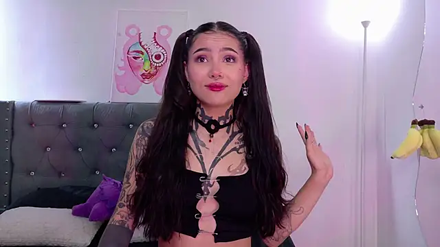 Snapshot of sara_queen10 chatting on 10/23/25, 03:55 sara queen10 online show from 10/23/25, 03:55