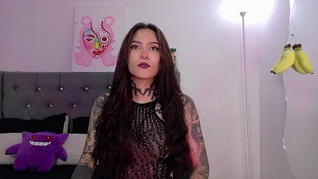 Snapshot of sara_queen10 chatting on 10/27/25, 05:06 sara queen10 online show from 10/27/25, 05:06