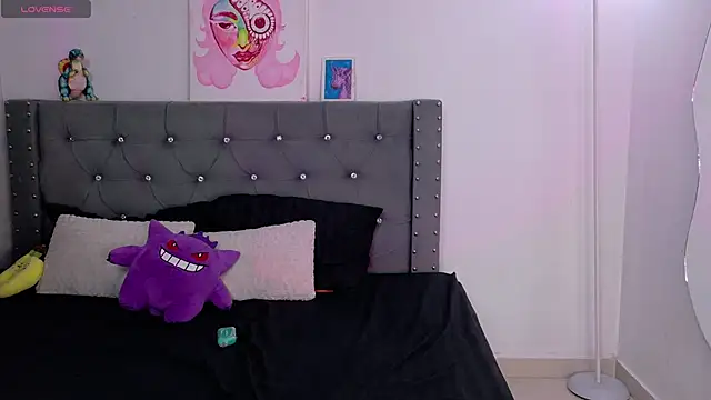 Snapshot of sara_queen10 chatting on 10/29/25, 02:47 sara queen10 online show from 10/29/25, 02:47