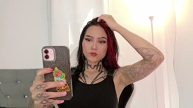 Snapshot of sara_queen10 chatting on 03/19/26, 06:56 sara queen10 online show from 03/19/26, 06:56