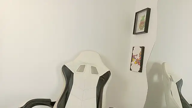 Snapshot of sara_queen10 chatting on 03/27/26, 04:07 sara queen10 online show from 03/27/26, 04:07