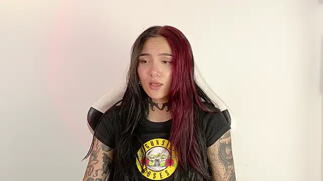 Snapshot of sara_queen10 chatting on 03/29/26, 04:12 sara queen10 online show from 03/29/26, 04:12