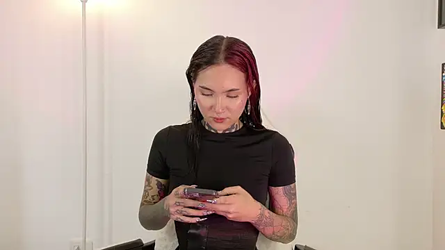 Snapshot of sara_queen10 chatting on 04/09/26, 02:11 sara queen10 online show from 04/09/26, 02:11