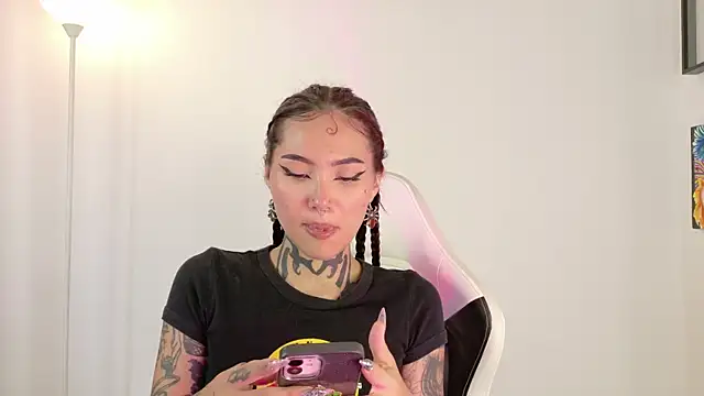 Snapshot of sara_queen10 chatting on 04/14/26, 02:01 sara queen10 online show from 04/14/26, 02:01