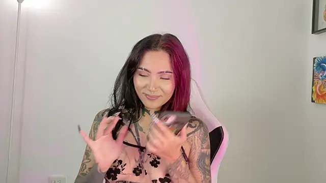 Snapshot of sara_queen10 chatting on 04/21/26, 01:39 sara queen10 online show from 04/21/26, 01:39