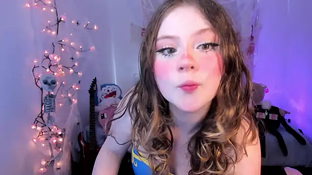 Snapshot of Lil_bela chatting on 10/10/25, 12:15 Lil bela online show from 10/10/25, 12:15